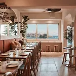 Sunny Terrace In The Heart Of Bondi Beach